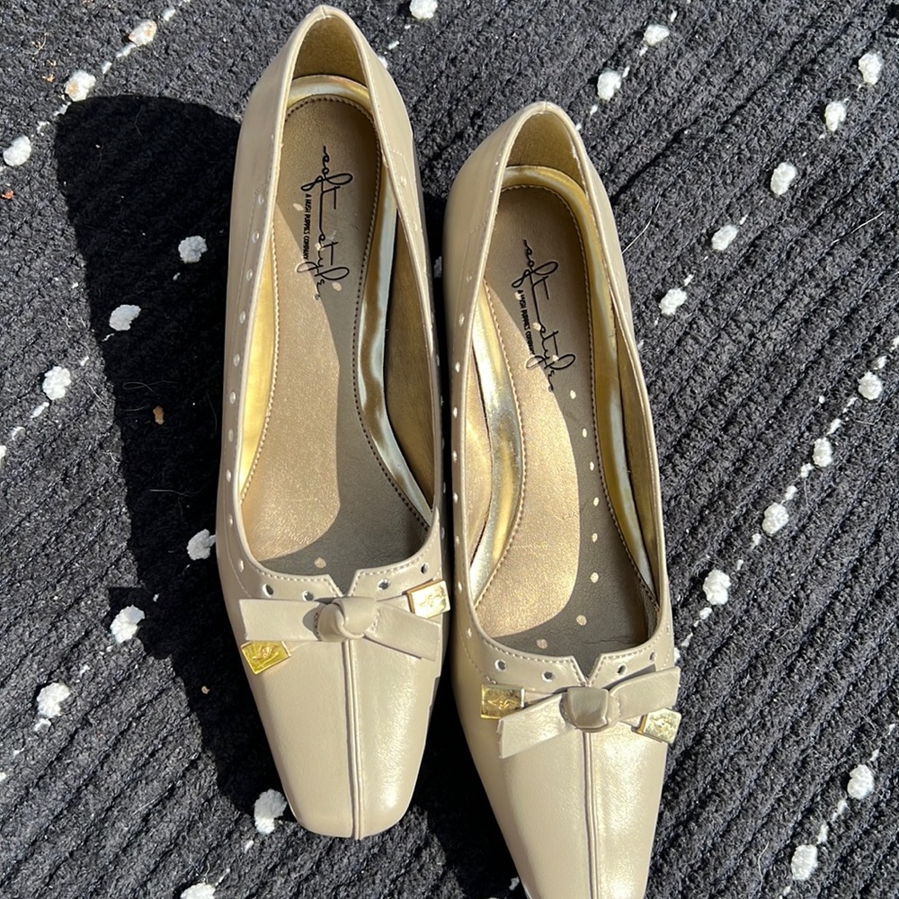 Soft Style Hush Puppies heels. Size 8.5